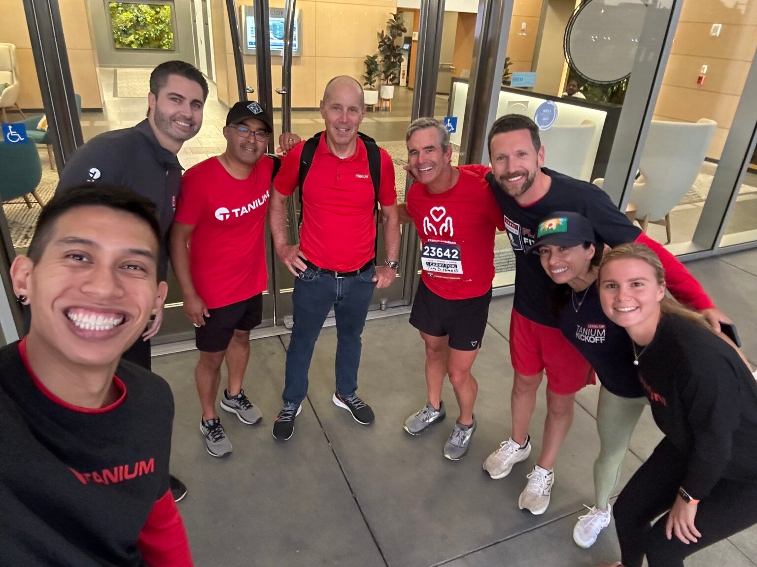 タニウムのエメリービルオフィスは、「寄付の月」の期間中、「Wounded Warrior 5k 」に参加しました。