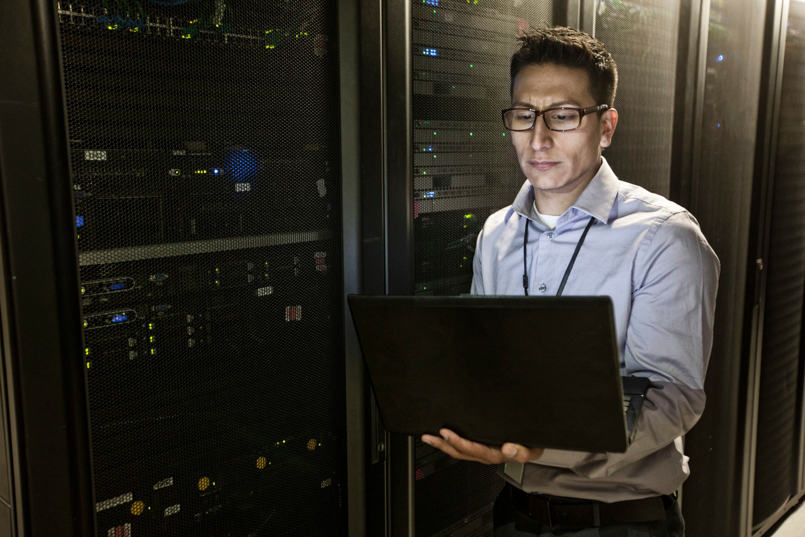 データセンターでサーバーラックとネットワーク機器を使用してLinuxパッチ管理を行うITプロフェッショナル