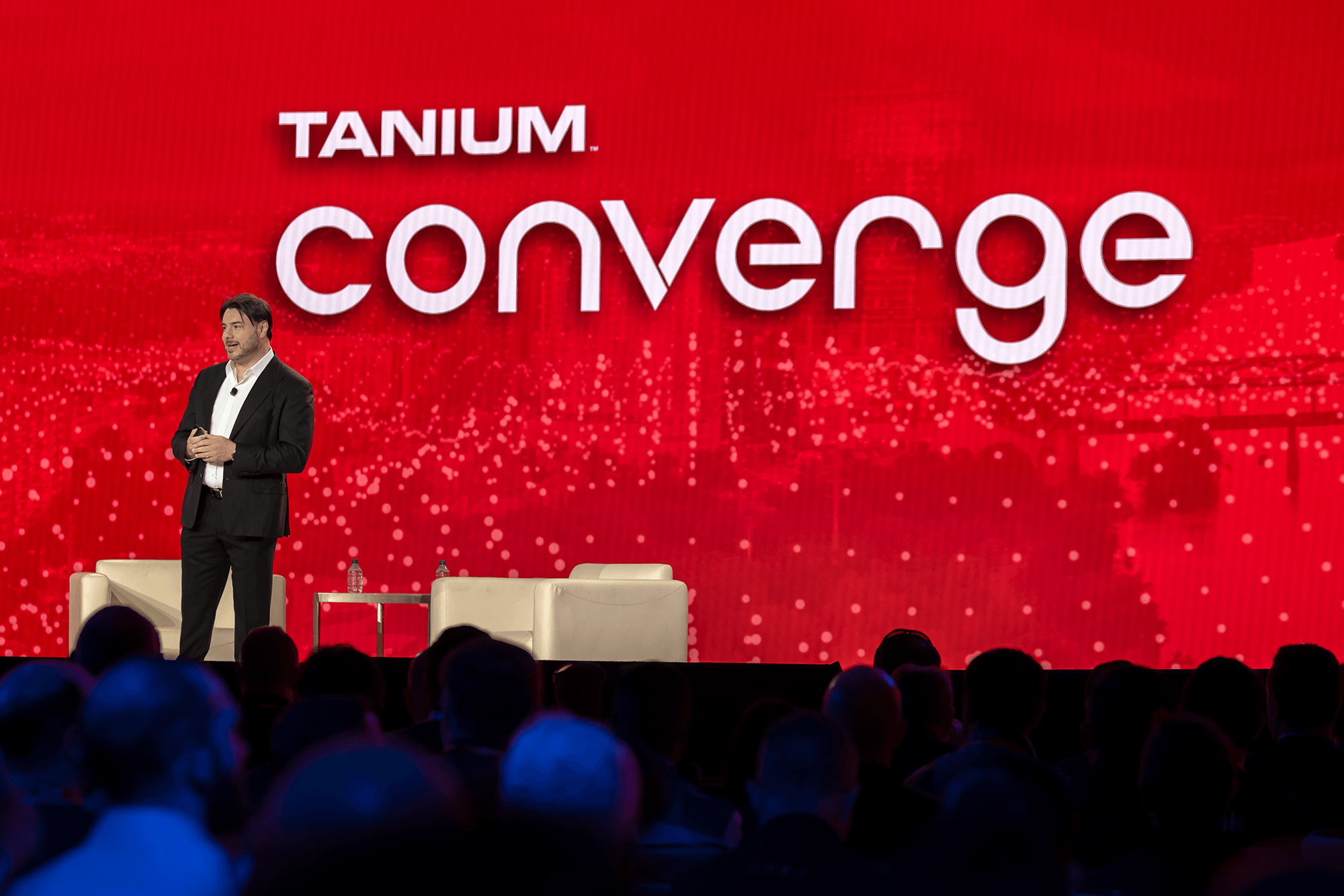 TaniumのCMO、スティーブ・ダヘブ氏が「Tanium Converge 2022」のステージで講演を行っています