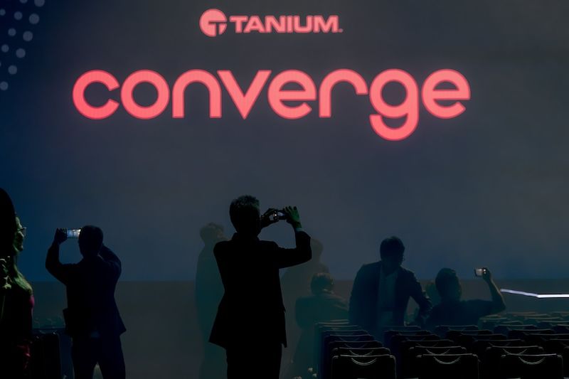 Taniumのロゴと参加者が写ったCONVERGE 2024 のステージ
