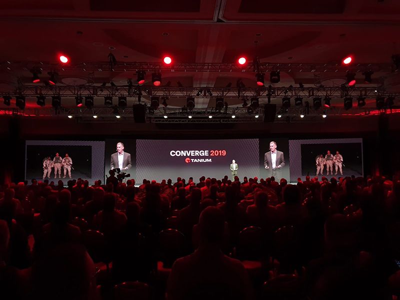 CONVERGE 2019 Taniumカンファレンスのメインステージ。登壇者と満員の聴衆が写っています。