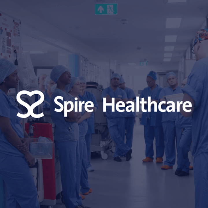 Spire ヘルスケアの特集画像。 ロゴのオーバーレイがある廊下の医療専門家