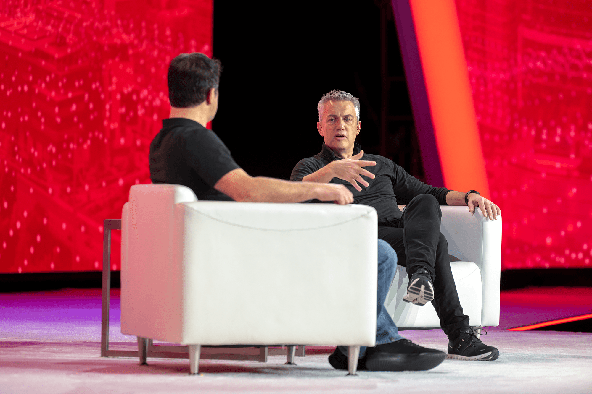 Converge 2022のステージで、Taniumの共同創業者であるオリオン・ヒンダウィ氏が、マイクロソフトの副社長ロブ・レファーツ氏と共に登壇しました