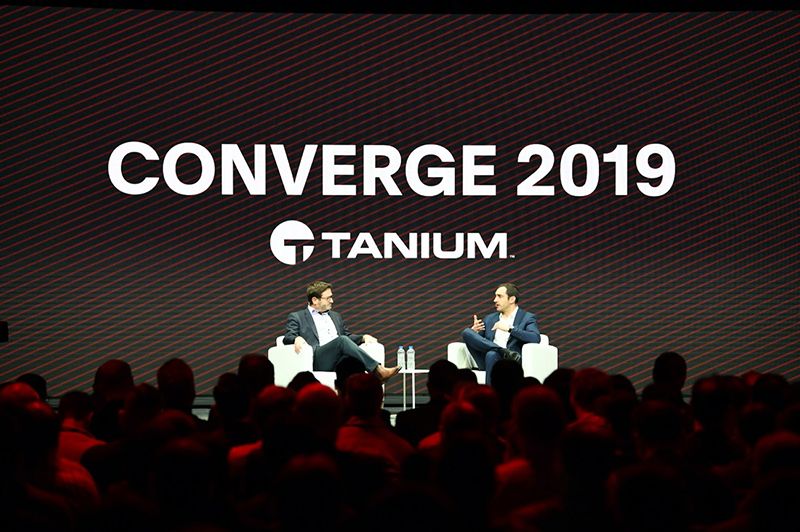 CONVERGE 2019 Taniumカンファレンスのメインステージ。登壇者と満員の聴衆が写っています。