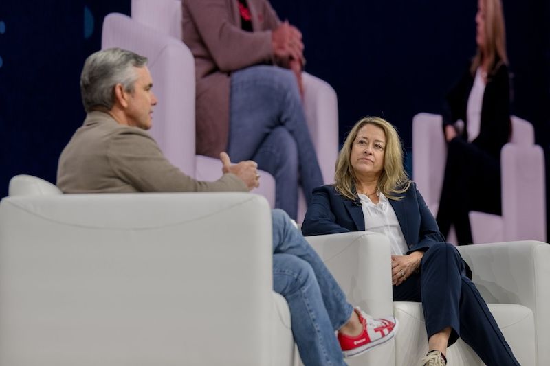 タニウムのCEO、ダン・ストリートマン氏と、ファイサーブのグローバル・サイバーセキュリティ・サービス担当上級副社長、パム・ゴット氏の写真