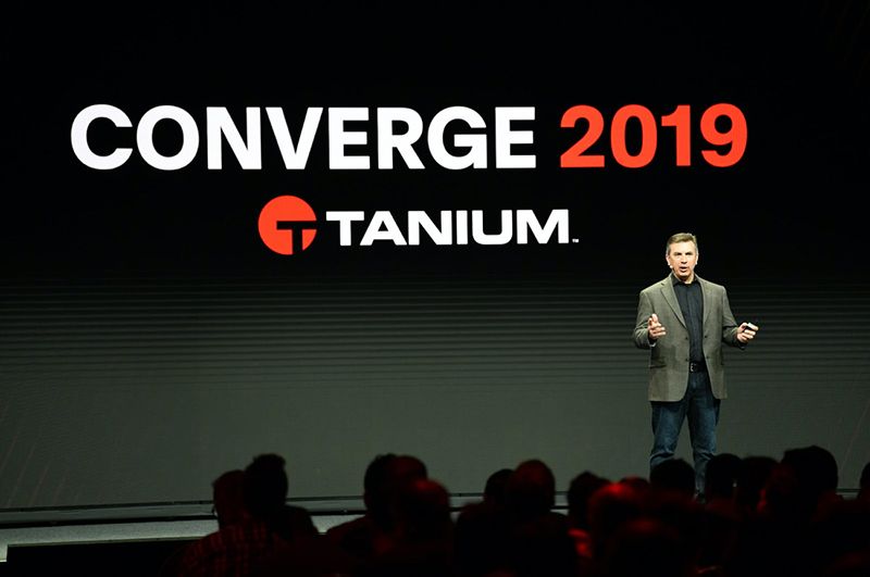 CONVERGE 2019 のステージセットアップ。スピーカーと、Taniumのメッセージを表示する大型スクリーンが設置されています。