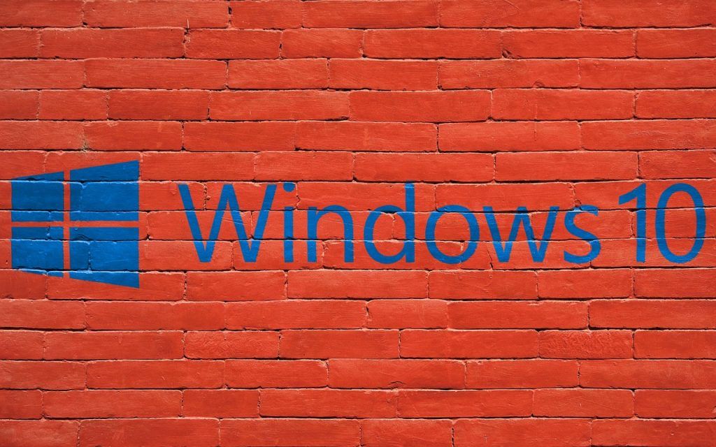 赤いレンガの壁に描かれた「Windows 10 」のロゴ