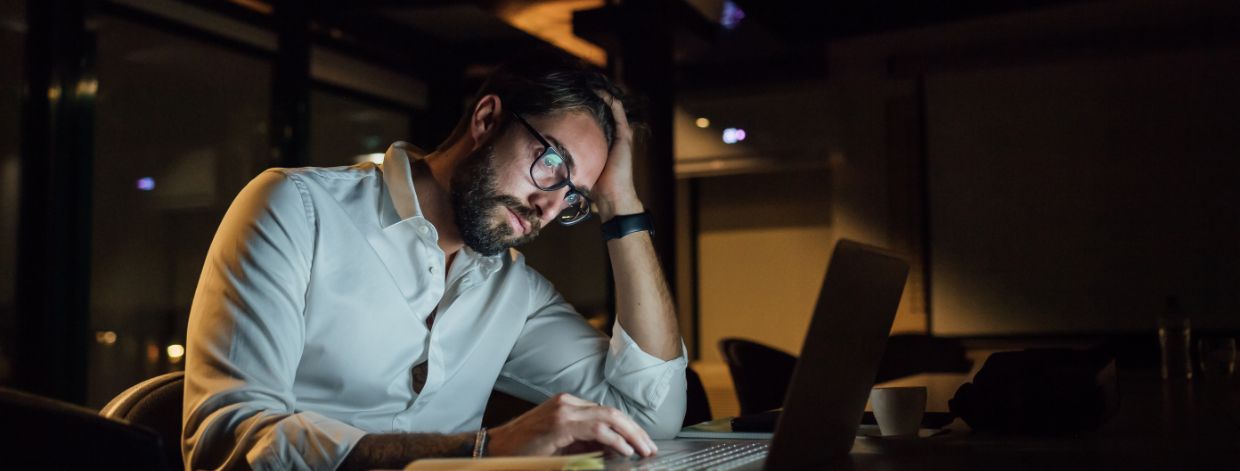 コンピュータの画面を見ている男性