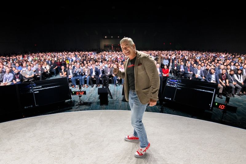 Tanium社のCEO、ダン・ストリートマン氏がConvergeの参加者たちと自撮りをしている写真