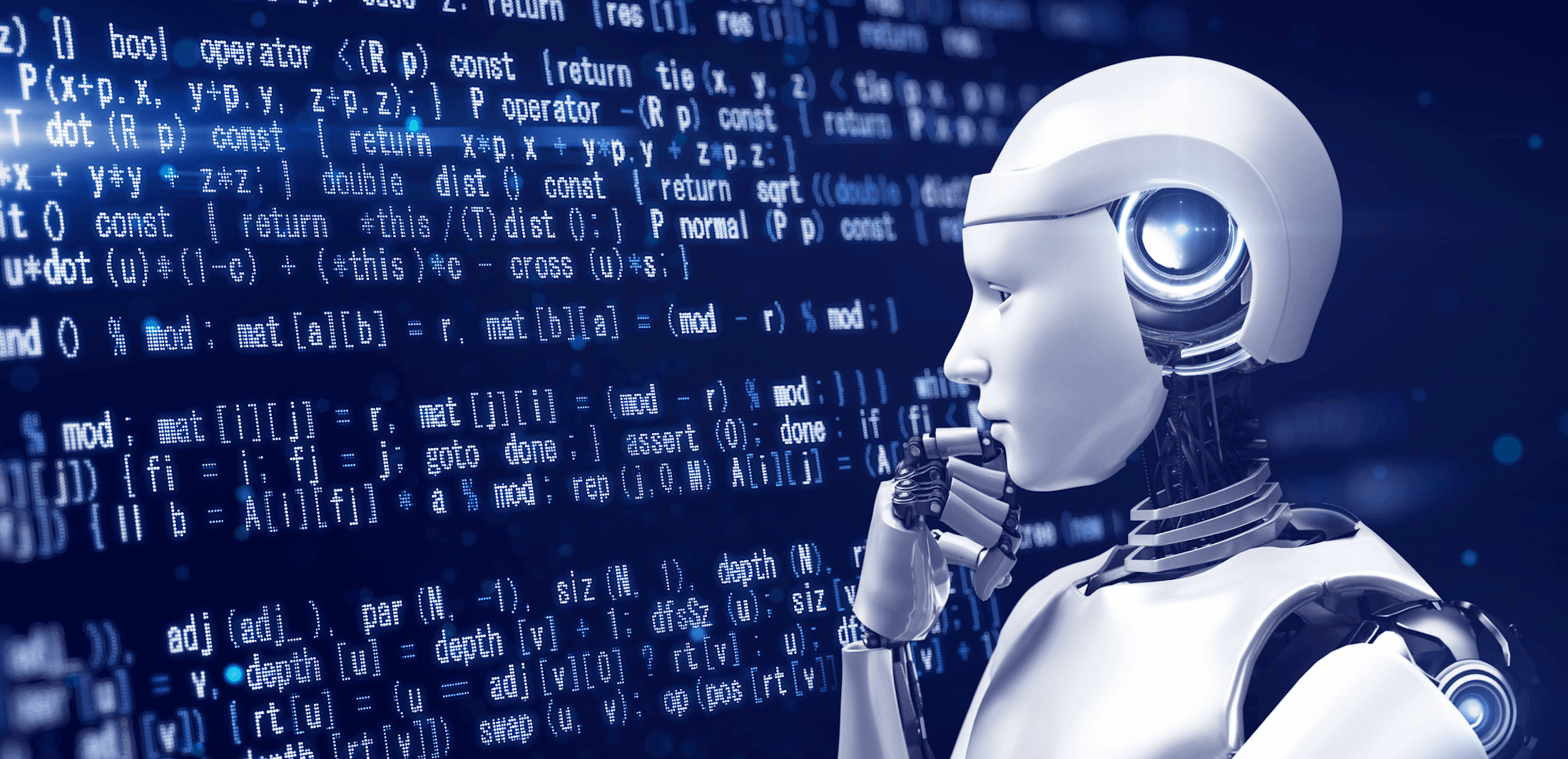 青と白のコンピュータコードが映し出された画面を見つめている、メタリックな女性型AIロボットの写真です。