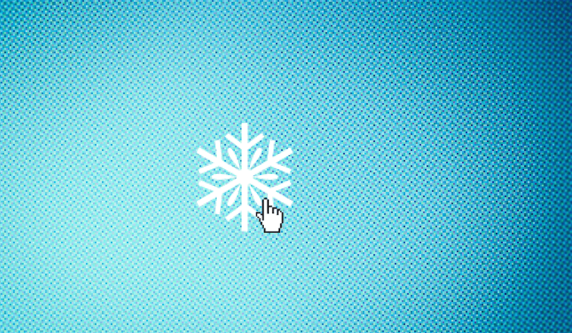 白い雪の結晶の画像が、小さな手の形のカーソルがクリックしようとしている青いコンピュータ画面上に表示されている。