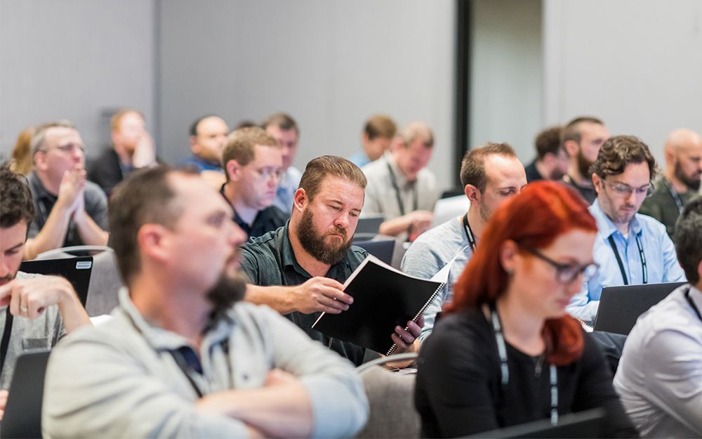 CONVERGE 2019 のテクニカルラボセッションに参加している、ノートパソコンを手にした参加者たち
