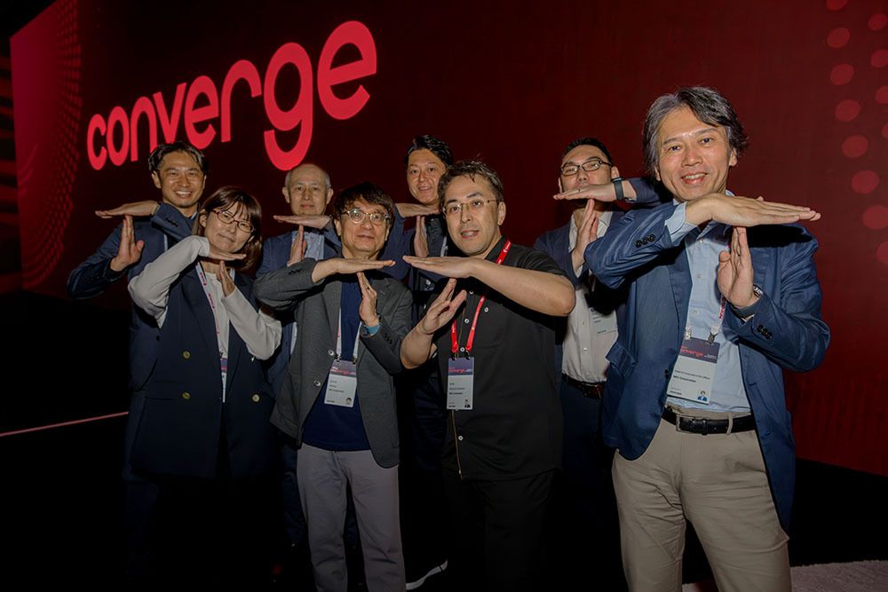 8 人々が腕でTの文字を作っている写真